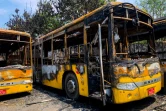 Des bus municpaux incendiés pendant une manifestation à Rangoun, le 12 avril 2021 en Birmanie