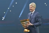 Arsène Wenger arrive avec le trophée lors de la victoire de Strasbourg sur Guingamp en finale de la Coupe de la Ligue le 30 mars 2019 à Villeneuve d'Ascq