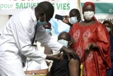 Le ministre sénégalais de la santé Ablaye Diouf Sarr se fait vacciner contre le coronavirus au premier jour de la campagne nationale de vaccination, le 23 février 2021 à Dakar