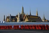 Des artistes marchent lors de la préparation des funrérailles du roi de Thaïlande le 26 octobre 2017 à Bangkok