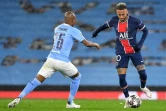 L'attaquant brésilien du Paris-SG, Neymar (d), lors de la demi-finale retour de la Ligue des champions sur le terrain de Manchester City, le 4 mai 2021