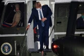 Le président américain Donald Trump descend de l'hélicoptère Marine One à son arrivée à la Maison Blanche, le 5 octobre 2020 à Washington