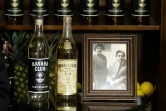 Une bouteille de vieux rhum Havana Club (avant Castro) et une bouteille contemporaine de Havana Club Bacardi, le 3 avril dans un bar à New York