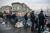 Des pêcheurs dans la quartier de Karaköy à Istanbul, le 11 novembre 2017
