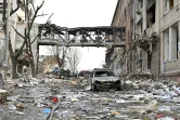 Des secouristes fouillent des décombres à Kharkiv, le 16 avril 2022