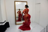 Virginia Cuaresma essaie une robe de flamenco rouge dans l'atelier du couturier espagnol Luis Fernandez, le 8 avril 2024 à Séville