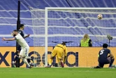La joie de l'attaquant français du Real Madrid, Karim Benzema, après son but marqué contre le Paris Saint-Germain, lors du 8e de finale retour de la Ligue des Champions, le 9 mars 2022 au Stade Santiago Bernabeu