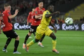 L'attaquant de Nantes Osman Bukari (d) devance le Rennais Adrien Truffert (g), le 11 mai 2022 à Nantes