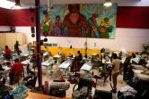 Des migrants africains travaillent dans un atelier de la marque Top Manta, créée par le syndicat des vendeurs à la sauvette, le 11 juin 2021 à Barcelone