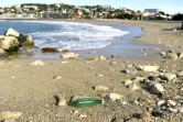 Une bouteille en plastique sur une plage à Marseille le 27 octobre 2020