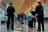 Des voyageurs sont contrôlés à leur arrivée à l'aéroport de Madrid-Barajas, le 16 mai 2020