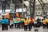 Les secours évacuent des blessés après un accident de train dans la "gare de France", à Barcelone en Espagne, le 28 juillet 2017