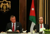Photo distribuée par le palais royal jordanien montrant Abdallah II et le Premier ministre Hani al-Mulqi, le 1er mai 2018 à Amman