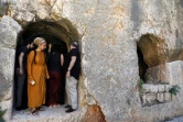 Des visiteurs photographiés dans le Tombeau des rois à Jérusalem,  rouvert après presque 10 ans de fermeture, le 27 juin 2019