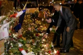 Les présidents français François Hollande et américain Barack Obama, se recueillent une rose blanche à la main, devant le Bataclan le 30 novembre 2015 à Paris