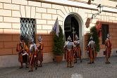 Des gardes suisses s'entraînent dans leurs quartiers, le 26 avril 2023 au Vatican