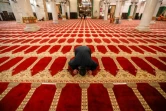 Un Palestinien effectue la prière à l?intérieur de la mosquée Al-Aqsa, dans la vieille ville de Jérusalem, rouverte le 31 mai 2020 après une fermeture de deux mois due à la pandémie du Covid-19