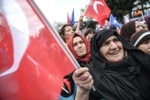 Des sympathisantes du parti AKP du président turc Recep Tayyip Erdogan participent à un meeting avant les municipales dans le quartier de Bayrampasa, le 30 mars 2019 à Istanbul