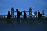 Des piétons traversent le London Bridge, le 24 janvier 2025 à Londres, alors que la capitale évite le pire de la tempête Eowyn qui touche d'autres parties du Royaume-Uni et de l'Irlande