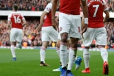 L'attaquant d'Arsenal Pierre-Emerick Aubameyang visé par une banane lancée par un fan de Tottenham lors du derby de Londres, le 2 décembre 2018
