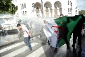 Les forces de l'ordre algériennes utilisent un canon à eau contre des manifestants, le 9 avril 2019 à Alger
