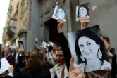 Des Maltais brandissent des photos de la journaliste d'investigation assassinée Daphne Caruana Galizia le 16 avril 2018 à La Valette, six mois après sa mort.