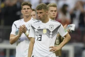 La déception des attaquants allemands Mario Gomez (g) et Thomas Müller (c) après la défaite face au Mexique lors du Mondial, le 17 juin 2018 à Moscou