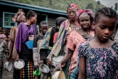 Des personnes déplacées originaires de Goma font la queue pour une aide alimentaire,  à Sake, en RDC le 28 mai 2021