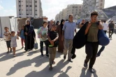 Des Palestiniens fuient un quartier de Khan Younès, dans le sud de la bande de Gaza, après un ordre d'évacuation de l'armée israélienne, le 11 août 2024