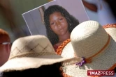Samedi 22 août 2009 

Marche blanche à Saint-Pierre en mémoire d'Élodie Boudia, 19 ans, assassinée par son ex-compagnon le jeudi 30 juillet à la Petite Île