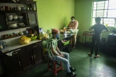 Le jeune Vénézuélien Wilmer (G), 15 ans, dans sa maison de Lima le 25 juin 2020