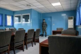 Un soldat sud-coréen monte la garde, le 18 mars 2018, devant une porte conduisant en Corée du Nord à l'intérieur d'une salle de réunions de la Commission militaire d'armistice du Commandement des Nations unies (UNCMAC) à Panmunjom