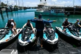 Des touristes s'apprêtent à conduire des jet ski à Key West, le 11 avril 2022