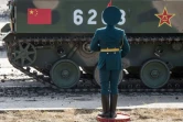 Un garde d'honneur russe devant un blindé chinois pendant l'exercice militaire Vostok-2018 à Tsugol, en Russie, en septembre 2018