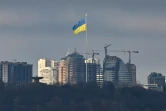 Un grand drapeau ukrainien flotte au dessus de Kiev attaqué par les forces russes, le 26 février 2022