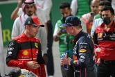 Le pilote Ferrari Charles Leclerc et son rival de Red Bull Max Verstappen échangent à l'issue de leur bagarre sur le circuit de la corniche de Jeddah, le 27 mars 2022 