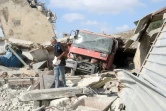 Un homme inspecte les dégâts d'un bâtiment après une frappe israélienne dans le secteur de Nabatieh, dans le sud du Liban, le 17 août 2024, sur fond d'affrontements entre Israël entre Israël le Hezbollah libanais