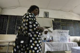 Une électrice entre dans un bureau de vote à Liberté 5, un quartier de Dakar, le 31 juillet 2022, lors des élections législatives au Sénégal