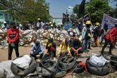 Des manifestants sur une barricade à Rangoun, le 20 mars 2021