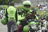 Un moto-taxi d'ORide consulte son smartphone, le 4 septembre 2019 à Lagos, au Nigeria
