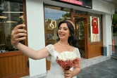 La Turque de 28 ans Ayse Keles prend un selfie devant le salon de coiffure où elle s'est rendue avant ses photos de mariage le 5 septembre 2020 à Istanbul