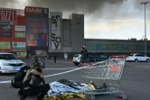 Un policier ukrainien couvre le corps d'une victime tuée par un bombardement russe à Kharkiv, dans le nord-est de l'Ukraine, le 25 mai 2024