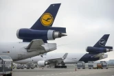 Des avions de la compagnie de fret Lufthansa Cargo sur le tarmac de l'aéroport de Francfort (Allemagne), le 25 novembre 2020