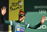 Le nouveau maillot vert, l'Italien Jonathan Milan, sur le podium du Tour de France à l'arrivée de la 3e étape, le 7 juillet 2025 à Dunkerque