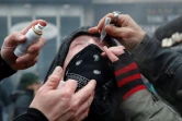 Du sérum physiologique contre les lacrymogènes, lors de la manifestation à Paris le 5 décembre 2019