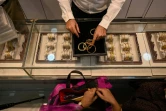 Un gérant de bijouterie montre des bracelets à une cliente, le 11 août 2021 à Bombay, en Inde  