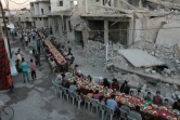 Le tableau est un rien surréaliste: à Douma, fief rebelle près de Damas, on se prépare à la rupture du jeûne du ramadan au milieu d'une rue bordée d'immeubles dévastés.