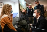Le ministre de la Santé Olivier Véran, accompagné du secrétaire d'Etat chargé de l'Enfance Adrien Taquet, dans un centre de vaccination du 5e arrondissement de Paris, le 23 décembre 2021