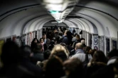 Des personnes font la queue dans un couloir du métro à la station Châtelet à Paris, au 8ème de grève dans les transports contre la réforme des retraites, le 12 décembre 2019