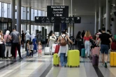 Des passagers à l'aéroport international Rafic Hariri de Beyrouth, après que des compagnies aériennes ont suspendu leurs vols vers le Liban, le 29 juillet 2024